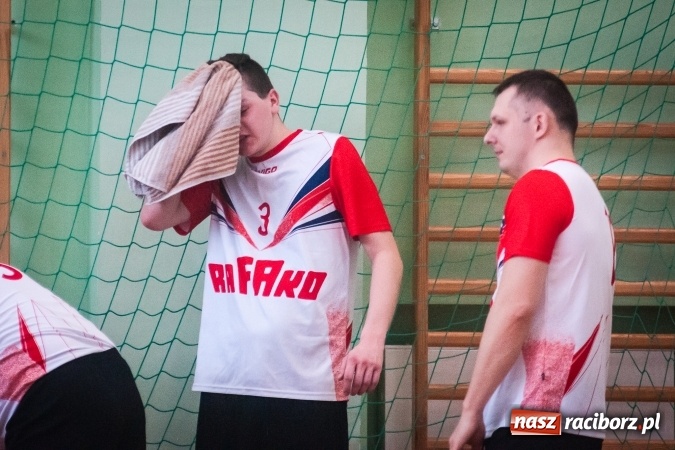 Zdjęcie w galerii na portalu naszraciborz.pl: Trwa VII edycja siatkarskiego Turnieju Zakładów Pracy i Służb Mudurowych o Puchar Prezydenta wiadomości z regionu