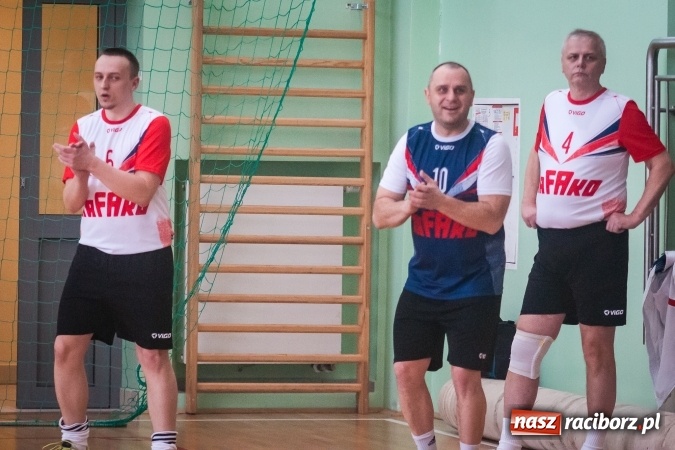 Zdjęcie w galerii na portalu naszraciborz.pl: Trwa VII edycja siatkarskiego Turnieju Zakładów Pracy i Służb Mudurowych o Puchar Prezydenta wiadomości z regionu