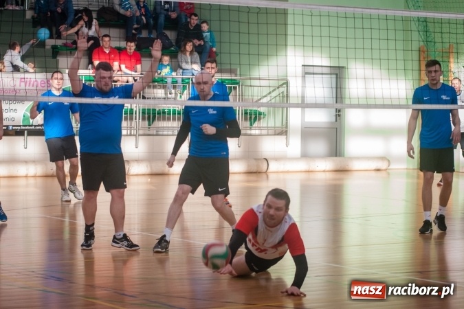 Zdjęcie w galerii na portalu naszraciborz.pl: Trwa VII edycja siatkarskiego Turnieju Zakładów Pracy i Służb Mudurowych o Puchar Prezydenta wiadomości z regionu