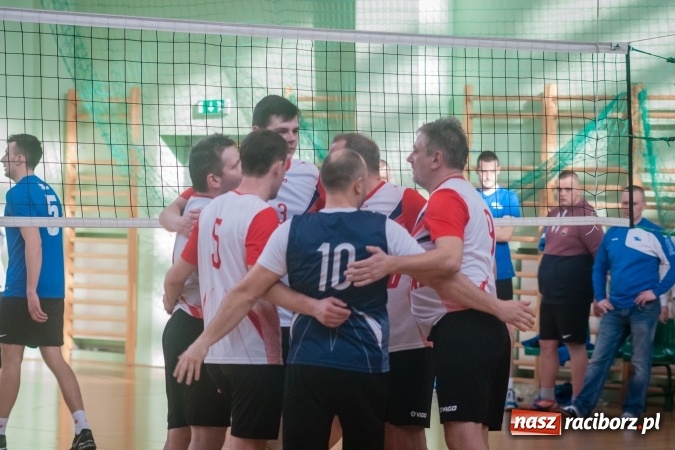 Zdjęcie w galerii na portalu naszraciborz.pl: Trwa VII edycja siatkarskiego Turnieju Zakładów Pracy i Służb Mudurowych o Puchar Prezydenta wiadomości z regionu