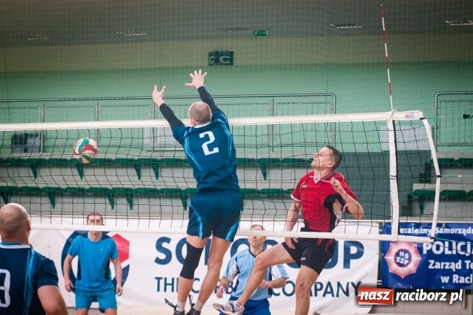 Zdjęcie w galerii na portalu naszraciborz.pl: Trwa VII edycja siatkarskiego Turnieju Zakładów Pracy i Służb Mudurowych o Puchar Prezydenta wiadomości z regionu