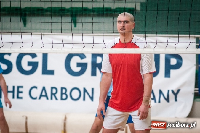 Zdjęcie w galerii na portalu naszraciborz.pl: Trwa VII edycja siatkarskiego Turnieju Zakładów Pracy i Służb Mudurowych o Puchar Prezydenta wiadomości z regionu