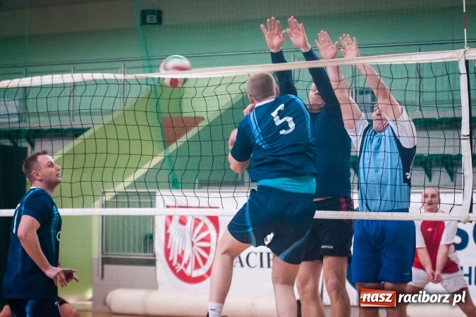 Zdjęcie w galerii na portalu naszraciborz.pl: Trwa VII edycja siatkarskiego Turnieju Zakładów Pracy i Służb Mudurowych o Puchar Prezydenta wiadomości z regionu