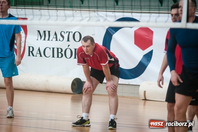 Zdjęcie w galerii na portalu naszraciborz.pl: Trwa VII edycja siatkarskiego Turnieju Zakładów Pracy i Służb Mudurowych o Puchar Prezydenta wiadomości z regionu
