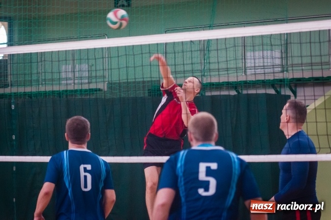 Zdjęcie w galerii na portalu naszraciborz.pl: Trwa VII edycja siatkarskiego Turnieju Zakładów Pracy i Służb Mudurowych o Puchar Prezydenta wiadomości z regionu
