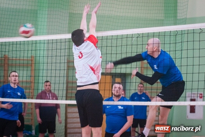 Zdjęcie w galerii na portalu naszraciborz.pl: Trwa VII edycja siatkarskiego Turnieju Zakładów Pracy i Służb Mudurowych o Puchar Prezydenta wiadomości z regionu