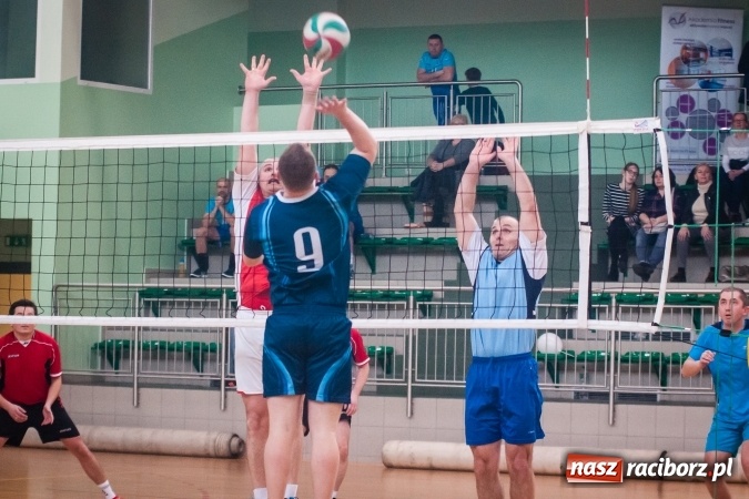 Zdjęcie w galerii na portalu naszraciborz.pl: Trwa VII edycja siatkarskiego Turnieju Zakładów Pracy i Służb Mudurowych o Puchar Prezydenta wiadomości z regionu