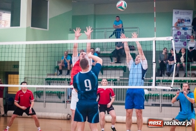 Zdjęcie w galerii na portalu naszraciborz.pl: Trwa VII edycja siatkarskiego Turnieju Zakładów Pracy i Służb Mudurowych o Puchar Prezydenta wiadomości z regionu