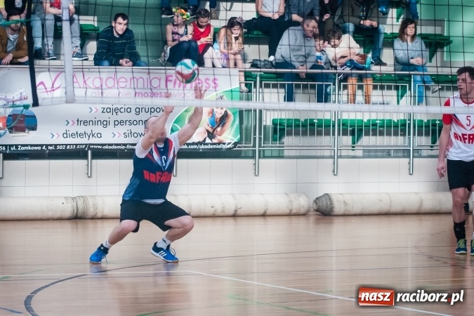 Zdjęcie w galerii na portalu naszraciborz.pl: Trwa VII edycja siatkarskiego Turnieju Zakładów Pracy i Służb Mudurowych o Puchar Prezydenta wiadomości z regionu