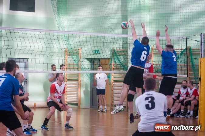 Zdjęcie w galerii na portalu naszraciborz.pl: Trwa VII edycja siatkarskiego Turnieju Zakładów Pracy i Służb Mudurowych o Puchar Prezydenta wiadomości z regionu