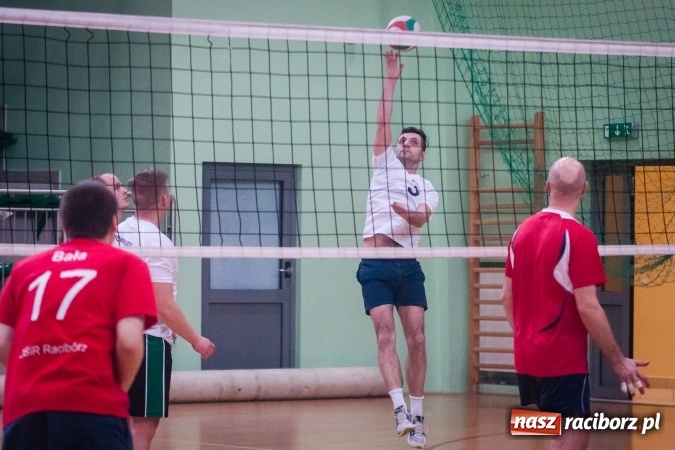 Zdjęcie w galerii na portalu naszraciborz.pl: Trwa VII edycja siatkarskiego Turnieju Zakładów Pracy i Służb Mudurowych o Puchar Prezydenta wiadomości z regionu