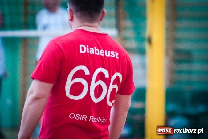 Zdjęcie w galerii na portalu naszraciborz.pl: Trwa VII edycja siatkarskiego Turnieju Zakładów Pracy i Służb Mudurowych o Puchar Prezydenta wiadomości z regionu