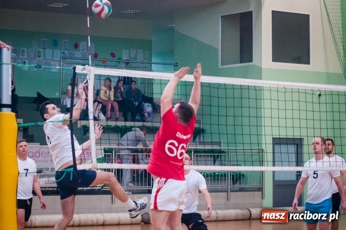 Zdjęcie w galerii na portalu naszraciborz.pl: Trwa VII edycja siatkarskiego Turnieju Zakładów Pracy i Służb Mudurowych o Puchar Prezydenta wiadomości z regionu