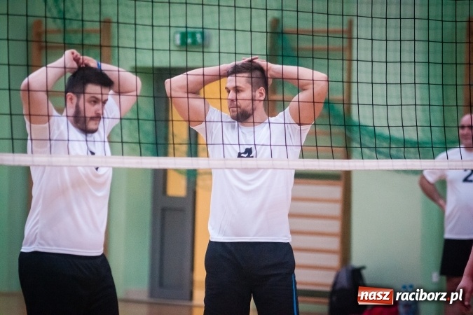 Zdjęcie w galerii na portalu naszraciborz.pl: Trwa VII edycja siatkarskiego Turnieju Zakładów Pracy i Służb Mudurowych o Puchar Prezydenta wiadomości z regionu