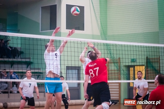 Zdjęcie w galerii na portalu naszraciborz.pl: Trwa VII edycja siatkarskiego Turnieju Zakładów Pracy i Służb Mudurowych o Puchar Prezydenta wiadomości z regionu