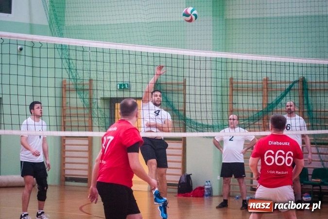 Zdjęcie w galerii na portalu naszraciborz.pl: Trwa VII edycja siatkarskiego Turnieju Zakładów Pracy i Służb Mudurowych o Puchar Prezydenta wiadomości z regionu