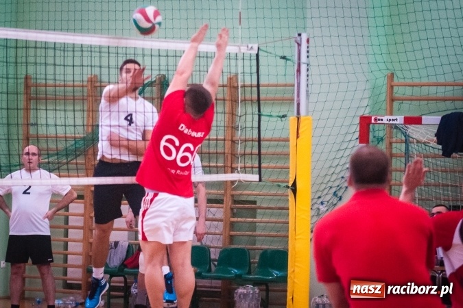 Zdjęcie w galerii na portalu naszraciborz.pl: Trwa VII edycja siatkarskiego Turnieju Zakładów Pracy i Służb Mudurowych o Puchar Prezydenta wiadomości z regionu