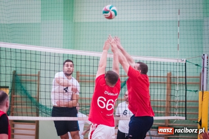 Zdjęcie w galerii na portalu naszraciborz.pl: Trwa VII edycja siatkarskiego Turnieju Zakładów Pracy i Służb Mudurowych o Puchar Prezydenta wiadomości z regionu