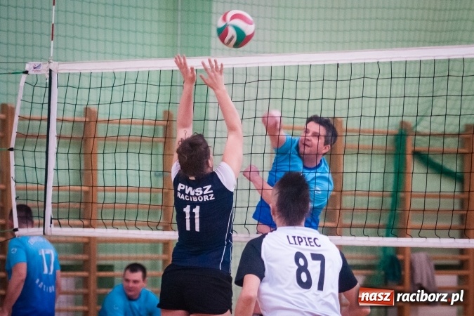 Zdjęcie w galerii na portalu naszraciborz.pl: Trwa VII edycja siatkarskiego Turnieju Zakładów Pracy i Służb Mudurowych o Puchar Prezydenta wiadomości z regionu