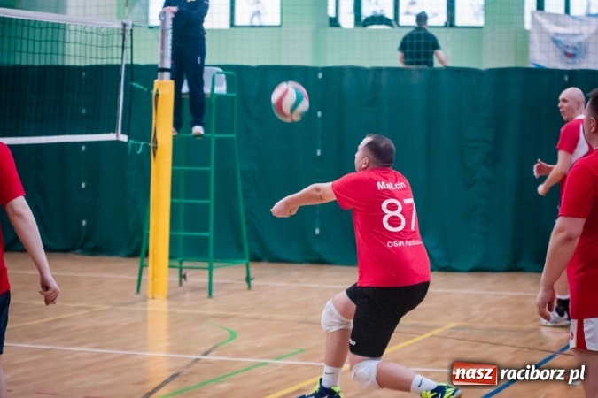 Zdjęcie w galerii na portalu naszraciborz.pl: Trwa VII edycja siatkarskiego Turnieju Zakładów Pracy i Służb Mudurowych o Puchar Prezydenta wiadomości z regionu