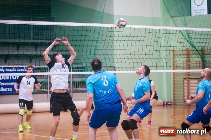 Zdjęcie w galerii na portalu naszraciborz.pl: Trwa VII edycja siatkarskiego Turnieju Zakładów Pracy i Służb Mudurowych o Puchar Prezydenta wiadomości z regionu