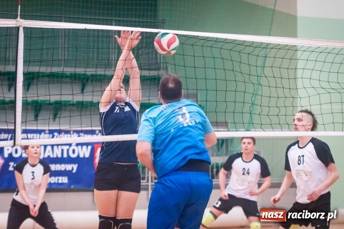 Zdjęcie w galerii na portalu naszraciborz.pl: Trwa VII edycja siatkarskiego Turnieju Zakładów Pracy i Służb Mudurowych o Puchar Prezydenta wiadomości z regionu