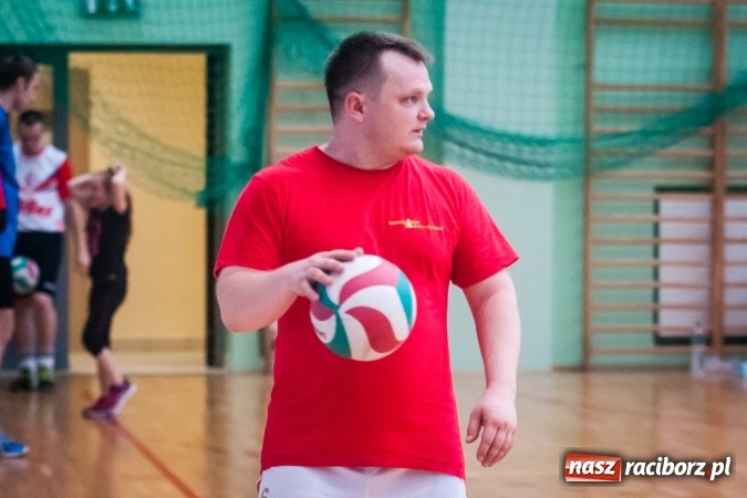 Zdjęcie w galerii na portalu naszraciborz.pl: Trwa VII edycja siatkarskiego Turnieju Zakładów Pracy i Służb Mudurowych o Puchar Prezydenta wiadomości z regionu