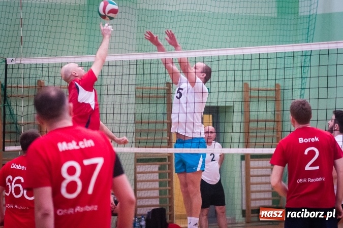 Zdjęcie w galerii na portalu naszraciborz.pl: Trwa VII edycja siatkarskiego Turnieju Zakładów Pracy i Służb Mudurowych o Puchar Prezydenta wiadomości z regionu