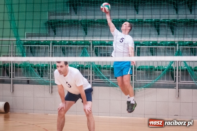 Zdjęcie w galerii na portalu naszraciborz.pl: Trwa VII edycja siatkarskiego Turnieju Zakładów Pracy i Służb Mudurowych o Puchar Prezydenta wiadomości z regionu