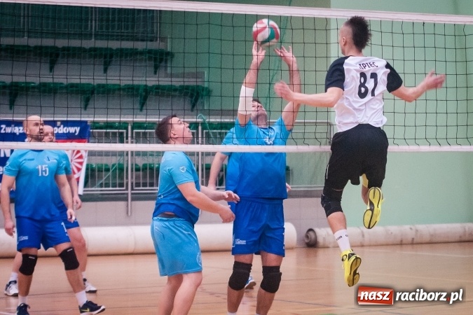 Zdjęcie w galerii na portalu naszraciborz.pl: Trwa VII edycja siatkarskiego Turnieju Zakładów Pracy i Służb Mudurowych o Puchar Prezydenta wiadomości z regionu