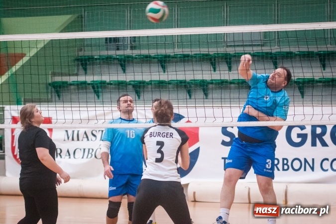 Zdjęcie w galerii na portalu naszraciborz.pl: Trwa VII edycja siatkarskiego Turnieju Zakładów Pracy i Służb Mudurowych o Puchar Prezydenta wiadomości z regionu