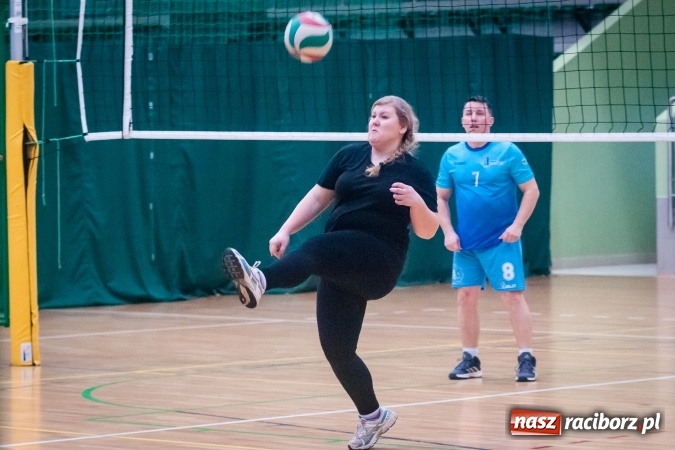 Zdjęcie w galerii na portalu naszraciborz.pl: Trwa VII edycja siatkarskiego Turnieju Zakładów Pracy i Służb Mudurowych o Puchar Prezydenta wiadomości z regionu