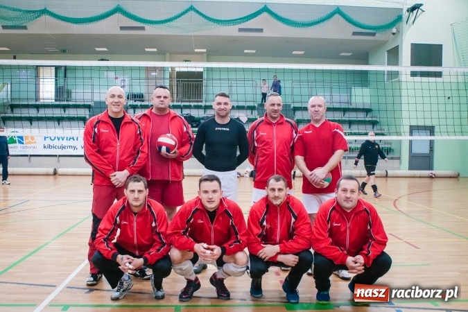 Zdjęcie w galerii na portalu naszraciborz.pl: Trwa VII edycja siatkarskiego Turnieju Zakładów Pracy i Służb Mudurowych o Puchar Prezydenta wiadomości z regionu
