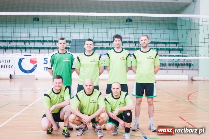 Zdjęcie w galerii na portalu naszraciborz.pl: Trwa VII edycja siatkarskiego Turnieju Zakładów Pracy i Służb Mudurowych o Puchar Prezydenta wiadomości z regionu