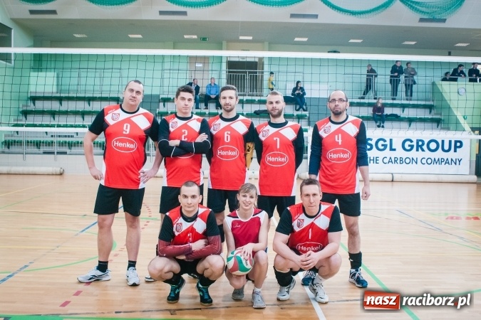 Zdjęcie w galerii na portalu naszraciborz.pl: Trwa VII edycja siatkarskiego Turnieju Zakładów Pracy i Służb Mudurowych o Puchar Prezydenta wiadomości z regionu