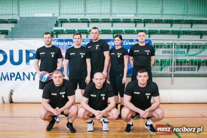 Zdjęcie w galerii na portalu naszraciborz.pl: Trwa VII edycja siatkarskiego Turnieju Zakładów Pracy i Służb Mudurowych o Puchar Prezydenta wiadomości z regionu