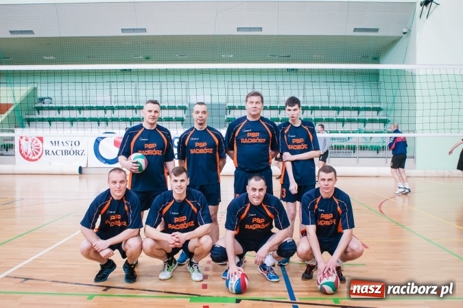 Zdjęcie w galerii na portalu naszraciborz.pl: Trwa VII edycja siatkarskiego Turnieju Zakładów Pracy i Służb Mudurowych o Puchar Prezydenta wiadomości z regionu