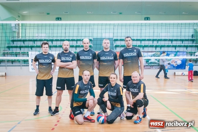 Zdjęcie w galerii na portalu naszraciborz.pl: Trwa VII edycja siatkarskiego Turnieju Zakładów Pracy i Służb Mudurowych o Puchar Prezydenta wiadomości z regionu