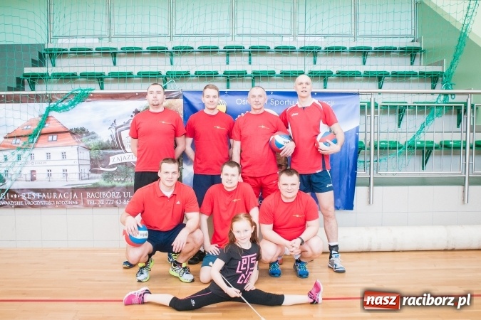 Zdjęcie w galerii na portalu naszraciborz.pl: Trwa VII edycja siatkarskiego Turnieju Zakładów Pracy i Służb Mudurowych o Puchar Prezydenta wiadomości z regionu
