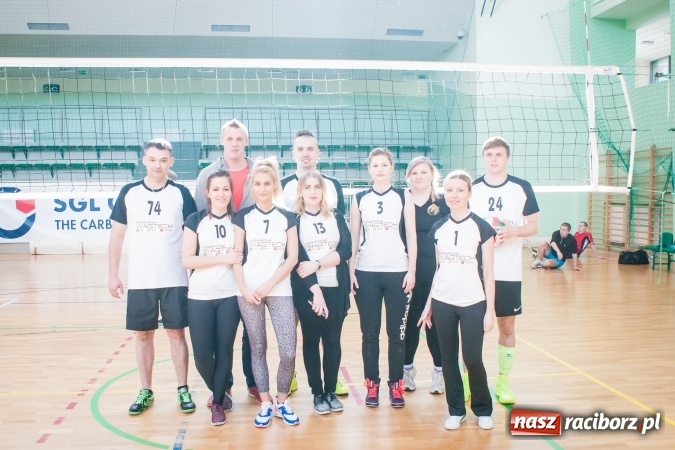Zdjęcie w galerii na portalu naszraciborz.pl: Trwa VII edycja siatkarskiego Turnieju Zakładów Pracy i Służb Mudurowych o Puchar Prezydenta wiadomości z regionu