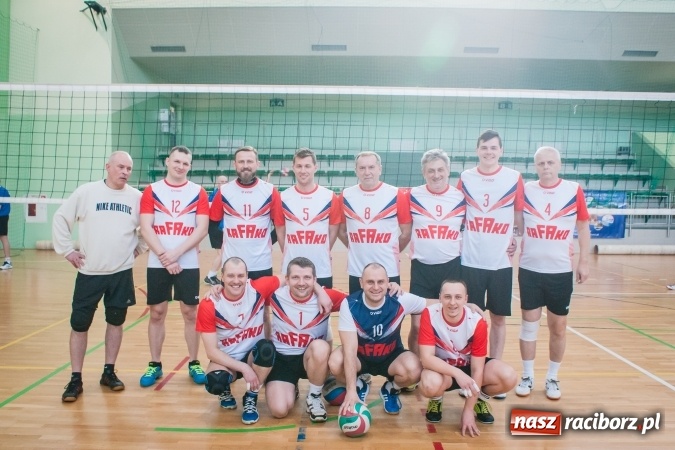 Zdjęcie w galerii na portalu naszraciborz.pl: Trwa VII edycja siatkarskiego Turnieju Zakładów Pracy i Służb Mudurowych o Puchar Prezydenta wiadomości z regionu