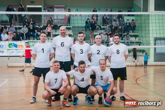 Zdjęcie w galerii na portalu naszraciborz.pl: Trwa VII edycja siatkarskiego Turnieju Zakładów Pracy i Służb Mudurowych o Puchar Prezydenta wiadomości z regionu