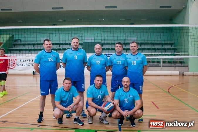 Zdjęcie w galerii na portalu naszraciborz.pl: Trwa VII edycja siatkarskiego Turnieju Zakładów Pracy i Służb Mudurowych o Puchar Prezydenta wiadomości z regionu