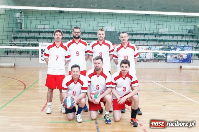 Zdjęcie w galerii na portalu naszraciborz.pl: Trwa VII edycja siatkarskiego Turnieju Zakładów Pracy i Służb Mudurowych o Puchar Prezydenta wiadomości z regionu