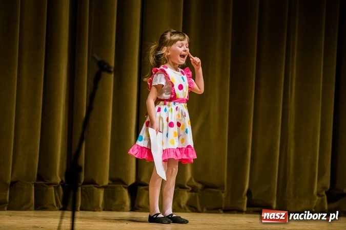 Zdjęcie w galerii na portalu naszraciborz.pl: Między światami, czyli spektakl Teatru Miodzio na scenie RCK wiadomości z regionu