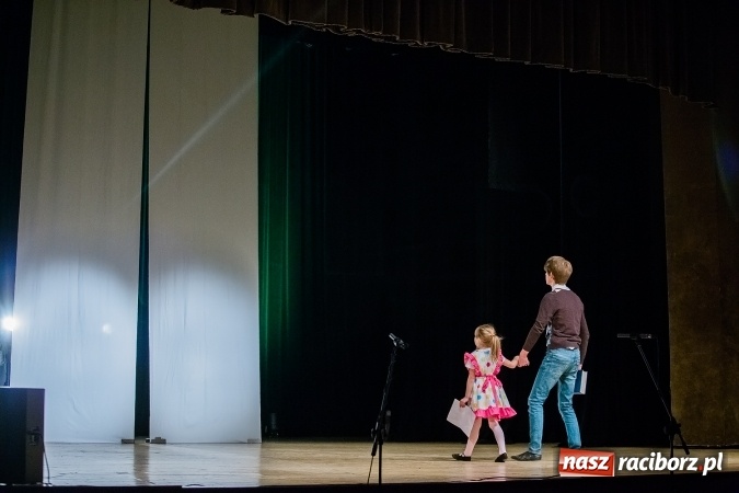Zdjęcie w galerii na portalu naszraciborz.pl: Między światami, czyli spektakl Teatru Miodzio na scenie RCK wiadomości z regionu
