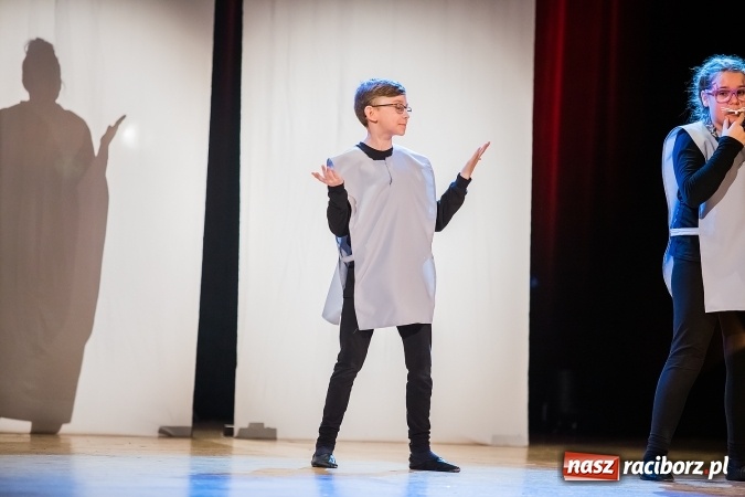 Zdjęcie w galerii na portalu naszraciborz.pl: Między światami, czyli spektakl Teatru Miodzio na scenie RCK wiadomości z regionu