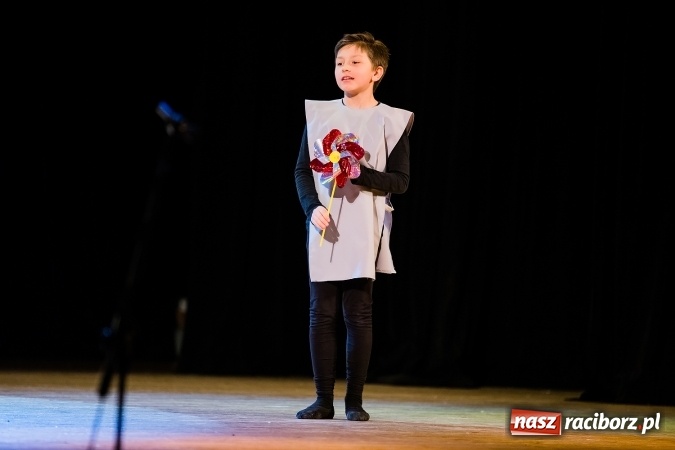 Zdjęcie w galerii na portalu naszraciborz.pl: Między światami, czyli spektakl Teatru Miodzio na scenie RCK wiadomości z regionu