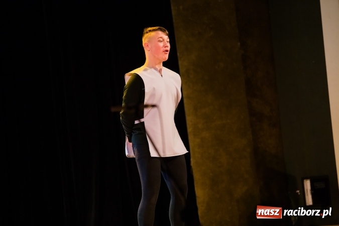 Zdjęcie w galerii na portalu naszraciborz.pl: Między światami, czyli spektakl Teatru Miodzio na scenie RCK wiadomości z regionu