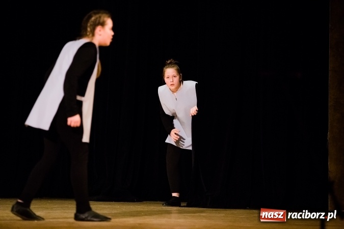 Zdjęcie w galerii na portalu naszraciborz.pl: Między światami, czyli spektakl Teatru Miodzio na scenie RCK wiadomości z regionu